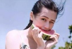 娱乐吃瓜头像女生,揭秘娱乐圈美女吃瓜头像背后的故事